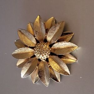 Signed SARAH COVENTRY GOLD TONE DAISY FLOWER PIN BROOCH